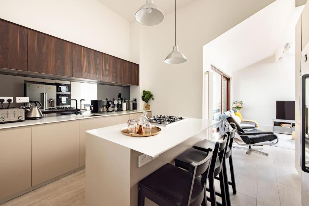Modern 3 Bedroom Townhouse By Wild Roses Londra