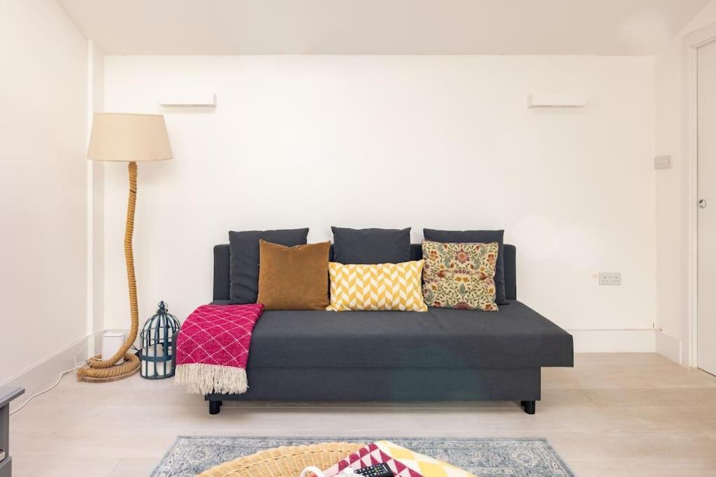 Modern 3 Bedroom Townhouse By Wild Roses Londra